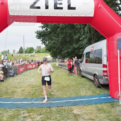 21.06.2025 - 27. Vierlanden-Triathlon MichiJ http://msf.ph/oto/8039067 15.06.2026 13:19:42 Ziel 667 meine-sportfotos.de