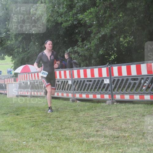 21.06.2025 - 27. Vierlanden-Triathlon KatJ http://msf.ph/oto/8039068 15.06.2025 14:22:20 Ziel 1177, 1259 meine-sportfotos.de