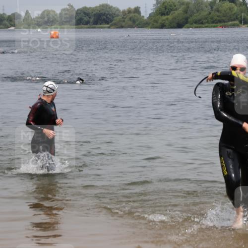 21.06.2025 - 27. Vierlanden-Triathlon Lena Gebhardt http://msf.ph/oto/8039072 15.06.2025 12:30:30 Schwimmen  meine-sportfotos.de