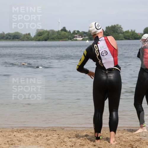 21.06.2025 - 27. Vierlanden-Triathlon Lena Gebhardt http://msf.ph/oto/8039087 15.06.2025 12:30:41 Schwimmen  meine-sportfotos.de