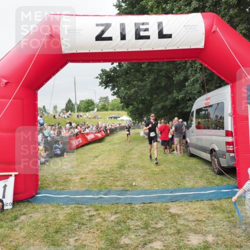 21.06.2025 - 27. Vierlanden-Triathlon MichiJ http://msf.ph/oto/8039092 15.06.2026 13:20:11 Ziel 710 meine-sportfotos.de