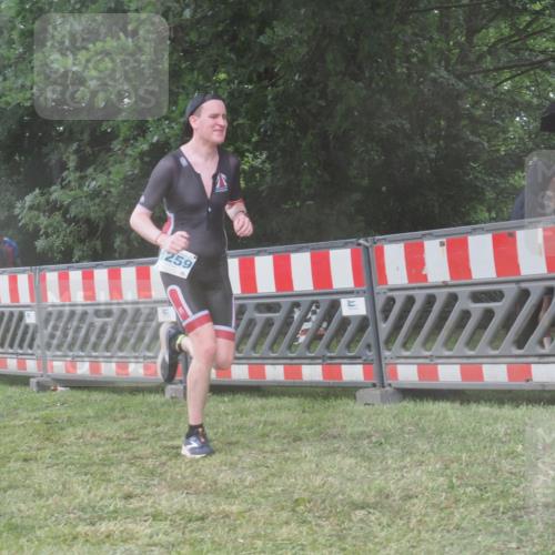 21.06.2025 - 27. Vierlanden-Triathlon KatJ http://msf.ph/oto/8039093 15.06.2025 14:22:21 Ziel 1177, 1259 meine-sportfotos.de