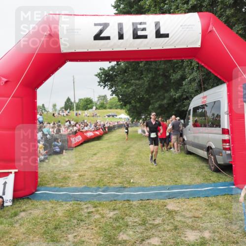 21.06.2025 - 27. Vierlanden-Triathlon MichiJ http://msf.ph/oto/8039101 15.06.2026 13:20:11 Ziel 710 meine-sportfotos.de