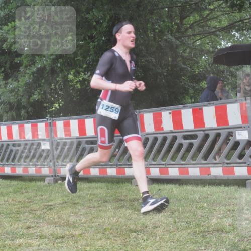 21.06.2025 - 27. Vierlanden-Triathlon KatJ http://msf.ph/oto/8039102 15.06.2025 14:22:21 Ziel 1177, 1259 meine-sportfotos.de
