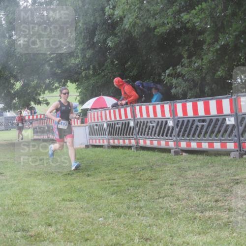 21.06.2025 - 27. Vierlanden-Triathlon KatJ http://msf.ph/oto/8039106 15.06.2025 14:22:25 Ziel 1177 meine-sportfotos.de