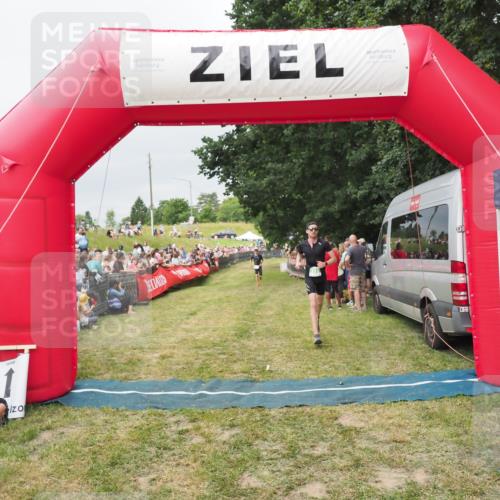 21.06.2025 - 27. Vierlanden-Triathlon MichiJ http://msf.ph/oto/8039107 15.06.2026 13:20:11 Ziel 710 meine-sportfotos.de