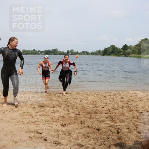 21.06.2025 - 27. Vierlanden-Triathlon Lena Gebhardt http://msf.ph/oto/8039133 15.06.2025 12:31:10 Schwimmen 1069, 1070, 1071, 1072 meine-sportfotos.de