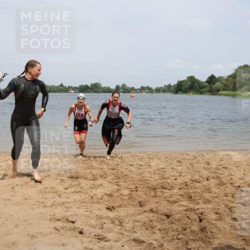 21.06.2025 - 27. Vierlanden-Triathlon Lena Gebhardt http://msf.ph/oto/8039137 15.06.2025 12:31:11 Schwimmen 1069, 1070, 1071, 1072 meine-sportfotos.de