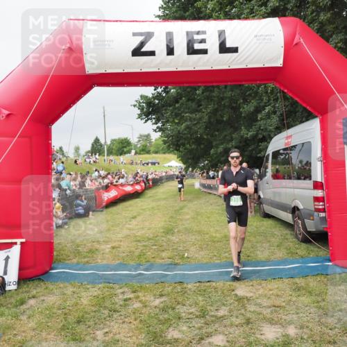 21.06.2025 - 27. Vierlanden-Triathlon MichiJ http://msf.ph/oto/8039138 15.06.2026 13:20:12 Ziel 710, 803 meine-sportfotos.de