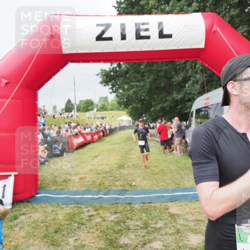 21.06.2025 - 27. Vierlanden-Triathlon MichiJ http://msf.ph/oto/8039142 15.06.2026 13:20:15 Ziel 710, 803 meine-sportfotos.de