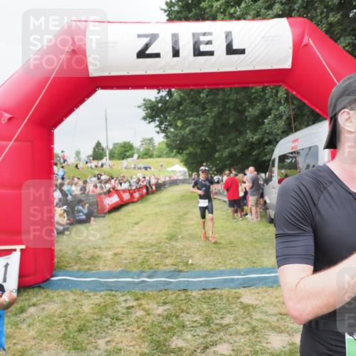 21.06.2025 - 27. Vierlanden-Triathlon MichiJ http://msf.ph/oto/8039145 15.06.2026 13:20:15 Ziel 710, 803 meine-sportfotos.de