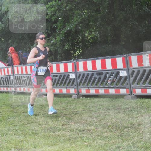 21.06.2025 - 27. Vierlanden-Triathlon KatJ http://msf.ph/oto/8039147 15.06.2025 14:22:27 Ziel 894, 1177 meine-sportfotos.de