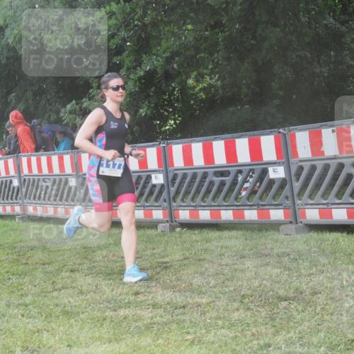 21.06.2025 - 27. Vierlanden-Triathlon KatJ http://msf.ph/oto/8039150 15.06.2025 14:22:27 Ziel 894, 1177 meine-sportfotos.de