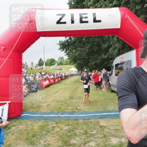 21.06.2025 - 27. Vierlanden-Triathlon MichiJ http://msf.ph/oto/8039153 15.06.2026 13:20:15 Ziel 710, 803 meine-sportfotos.de