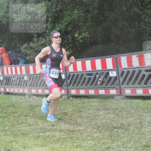 21.06.2025 - 27. Vierlanden-Triathlon KatJ http://msf.ph/oto/8039154 15.06.2025 14:22:27 Ziel 894, 1177 meine-sportfotos.de