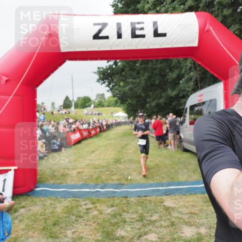 21.06.2025 - 27. Vierlanden-Triathlon MichiJ http://msf.ph/oto/8039157 15.06.2026 13:20:15 Ziel 710, 803 meine-sportfotos.de