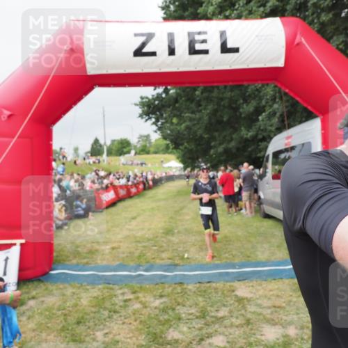21.06.2025 - 27. Vierlanden-Triathlon MichiJ http://msf.ph/oto/8039161 15.06.2026 13:20:15 Ziel 710, 803 meine-sportfotos.de