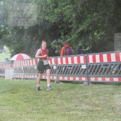 21.06.2025 - 27. Vierlanden-Triathlon KatJ http://msf.ph/oto/8039170 15.06.2025 14:22:34 Ziel 886, 894 meine-sportfotos.de