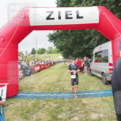 21.06.2025 - 27. Vierlanden-Triathlon MichiJ http://msf.ph/oto/8039175 15.06.2026 13:20:16 Ziel 710, 803 meine-sportfotos.de