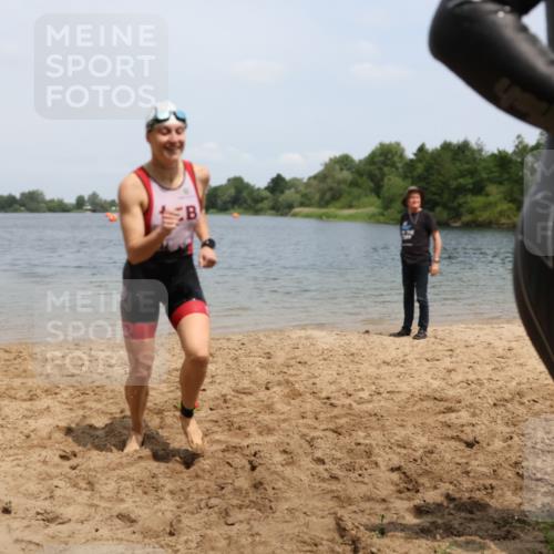 21.06.2025 - 27. Vierlanden-Triathlon Lena Gebhardt http://msf.ph/oto/8039176 15.06.2025 12:31:12 Schwimmen 1069, 1070, 1071, 1072 meine-sportfotos.de