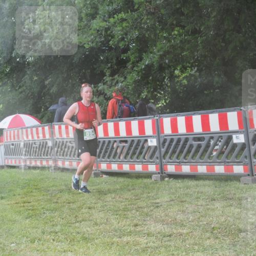 21.06.2025 - 27. Vierlanden-Triathlon KatJ http://msf.ph/oto/8039178 15.06.2025 14:22:34 Ziel 886, 894 meine-sportfotos.de