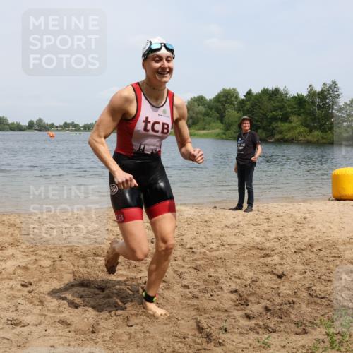 21.06.2025 - 27. Vierlanden-Triathlon Lena Gebhardt http://msf.ph/oto/8039179 15.06.2025 12:31:13 Schwimmen 1069, 1070, 1071, 1072 meine-sportfotos.de