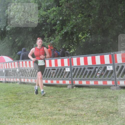 21.06.2025 - 27. Vierlanden-Triathlon KatJ http://msf.ph/oto/8039181 15.06.2025 14:22:34 Ziel 886, 894 meine-sportfotos.de