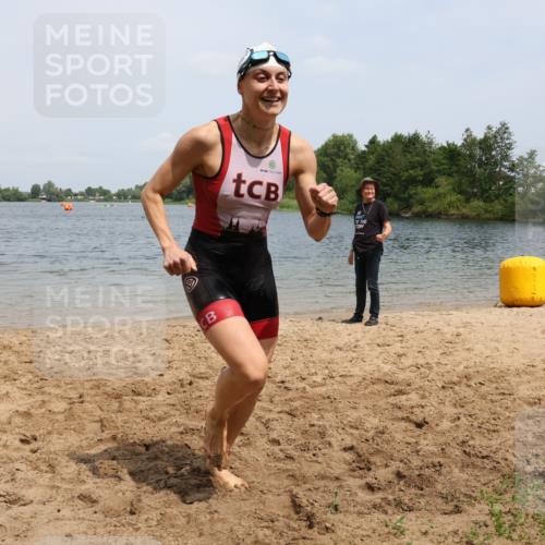21.06.2025 - 27. Vierlanden-Triathlon Lena Gebhardt http://msf.ph/oto/8039182 15.06.2025 12:31:13 Schwimmen 1069, 1070, 1071, 1072 meine-sportfotos.de
