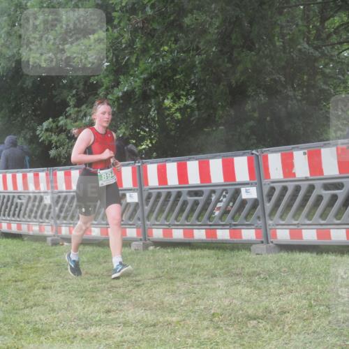 21.06.2025 - 27. Vierlanden-Triathlon KatJ http://msf.ph/oto/8039191 15.06.2025 14:22:34 Ziel 886, 894 meine-sportfotos.de