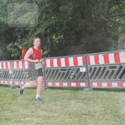 21.06.2025 - 27. Vierlanden-Triathlon KatJ http://msf.ph/oto/8039195 15.06.2025 14:22:35 Ziel 886, 894 meine-sportfotos.de