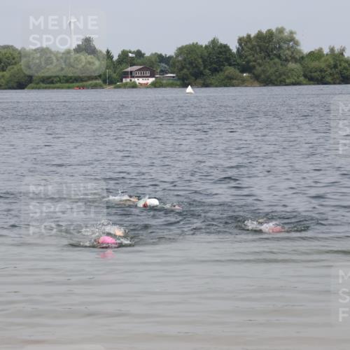 21.06.2025 - 27. Vierlanden-Triathlon Lena Gebhardt http://msf.ph/oto/8039196 15.06.2025 12:31:46 Schwimmen  meine-sportfotos.de