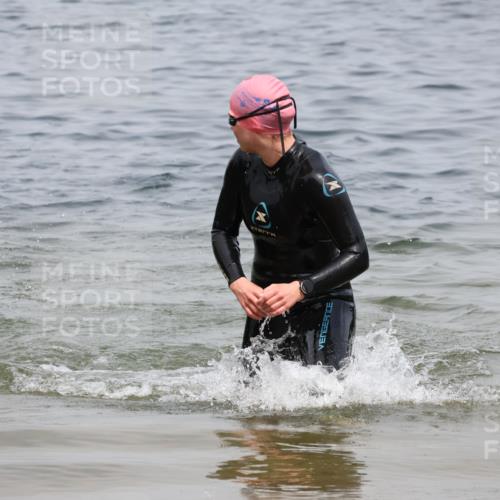 21.06.2025 - 27. Vierlanden-Triathlon Lena Gebhardt http://msf.ph/oto/8039208 15.06.2025 12:31:55 Schwimmen 1078, 1079, 1080 meine-sportfotos.de