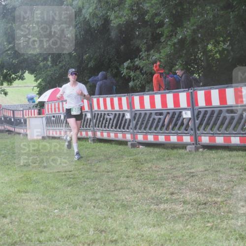 21.06.2025 - 27. Vierlanden-Triathlon KatJ http://msf.ph/oto/8039209 15.06.2025 14:22:43 Ziel 886, 1317 meine-sportfotos.de