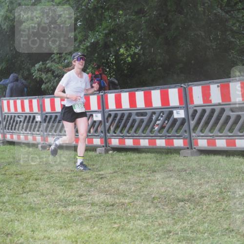 21.06.2025 - 27. Vierlanden-Triathlon KatJ http://msf.ph/oto/8039229 15.06.2025 14:22:44 Ziel 886, 1317 meine-sportfotos.de