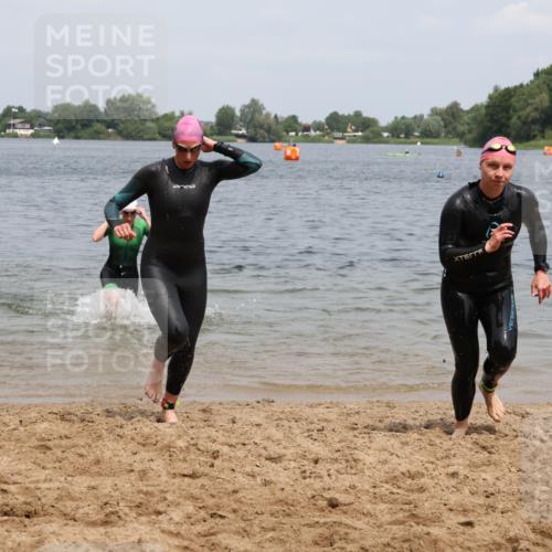 21.06.2025 - 27. Vierlanden-Triathlon Lena Gebhardt http://msf.ph/oto/8039240 15.06.2025 12:31:59 Schwimmen 1078, 1079, 1080 meine-sportfotos.de