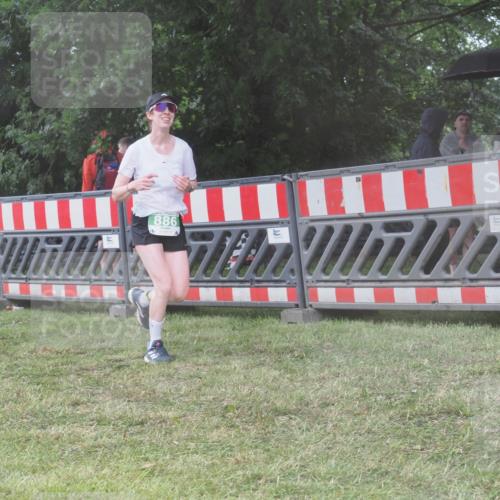 21.06.2025 - 27. Vierlanden-Triathlon KatJ http://msf.ph/oto/8039241 15.06.2025 14:22:44 Ziel 886, 1317 meine-sportfotos.de