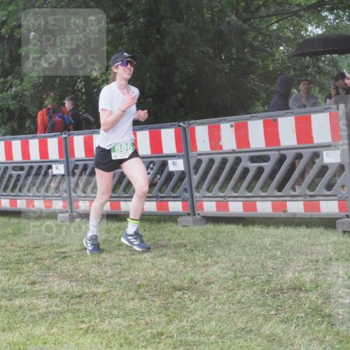 21.06.2025 - 27. Vierlanden-Triathlon KatJ http://msf.ph/oto/8039245 15.06.2025 14:22:44 Ziel 886, 1317 meine-sportfotos.de