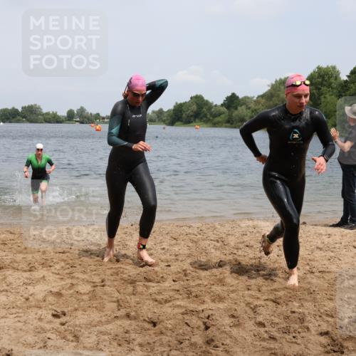21.06.2025 - 27. Vierlanden-Triathlon Lena Gebhardt http://msf.ph/oto/8039256 15.06.2025 12:32:00 Schwimmen 1078, 1079, 1080 meine-sportfotos.de