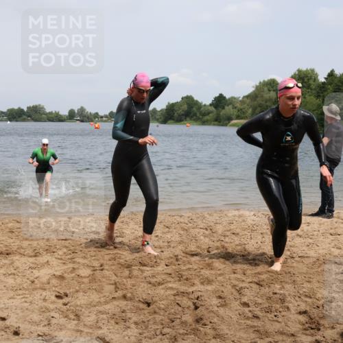 21.06.2025 - 27. Vierlanden-Triathlon Lena Gebhardt http://msf.ph/oto/8039259 15.06.2025 12:32:00 Schwimmen 1078, 1079, 1080 meine-sportfotos.de