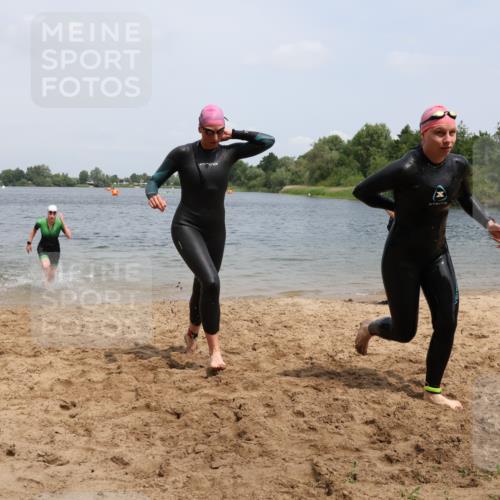 21.06.2025 - 27. Vierlanden-Triathlon Lena Gebhardt http://msf.ph/oto/8039264 15.06.2025 12:32:00 Schwimmen 1078, 1079, 1080 meine-sportfotos.de