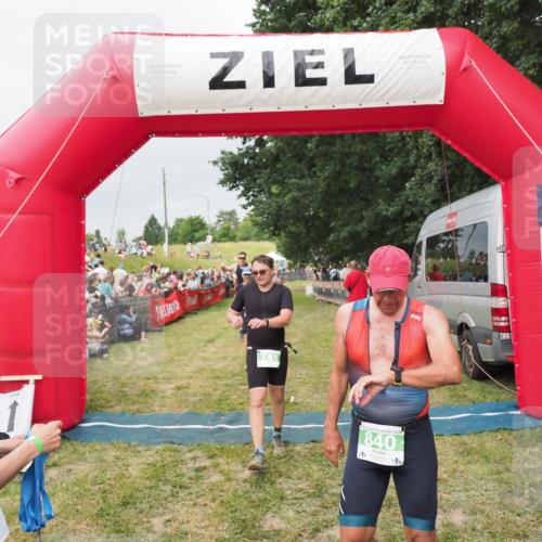 21.06.2025 - 27. Vierlanden-Triathlon MichiJ http://msf.ph/oto/8039283 15.06.2026 13:20:27 Ziel 641, 678, 741, 840 meine-sportfotos.de