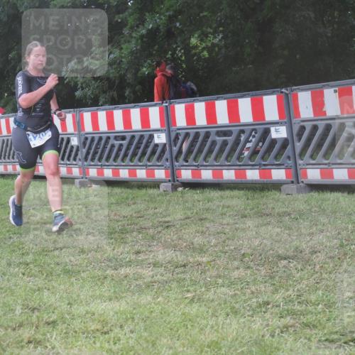 21.06.2025 - 27. Vierlanden-Triathlon KatJ http://msf.ph/oto/8039353 15.06.2025 14:22:57 Ziel 1202, 1270 meine-sportfotos.de