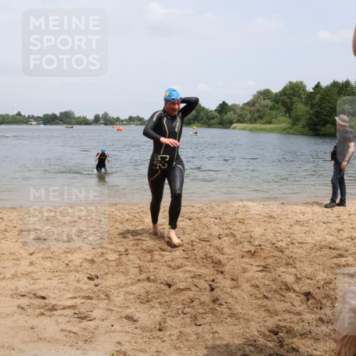 21.06.2025 - 27. Vierlanden-Triathlon Lena Gebhardt http://msf.ph/oto/8039405 15.06.2025 12:34:37 Schwimmen 1085, 1086, 1087, 1088 meine-sportfotos.de