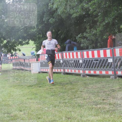 21.06.2025 - 27. Vierlanden-Triathlon KatJ http://msf.ph/oto/8039430 15.06.2025 14:23:11 Ziel 1273, 1275 meine-sportfotos.de