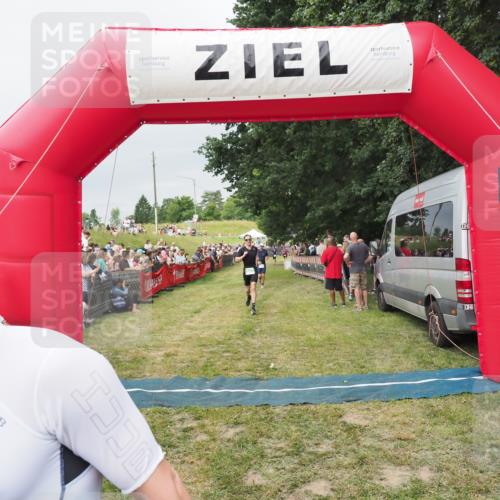 21.06.2025 - 27. Vierlanden-Triathlon MichiJ http://msf.ph/oto/8039446 15.06.2026 13:20:45 Ziel 647, 697 meine-sportfotos.de