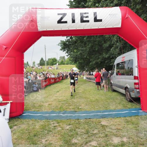 21.06.2025 - 27. Vierlanden-Triathlon MichiJ http://msf.ph/oto/8039456 15.06.2026 13:20:45 Ziel 647, 697 meine-sportfotos.de