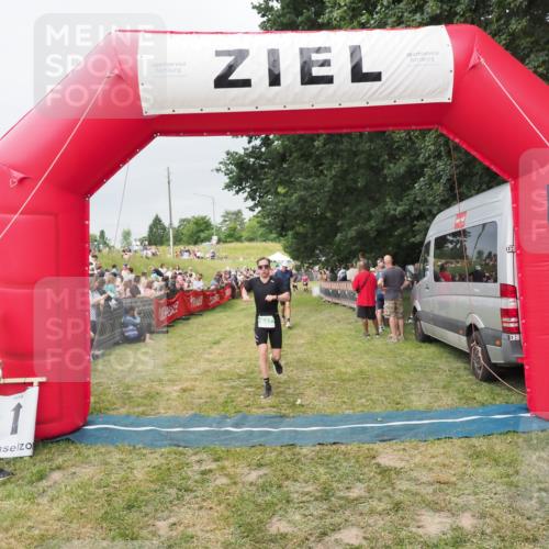 21.06.2025 - 27. Vierlanden-Triathlon MichiJ http://msf.ph/oto/8039471 15.06.2026 13:20:46 Ziel 647, 697 meine-sportfotos.de