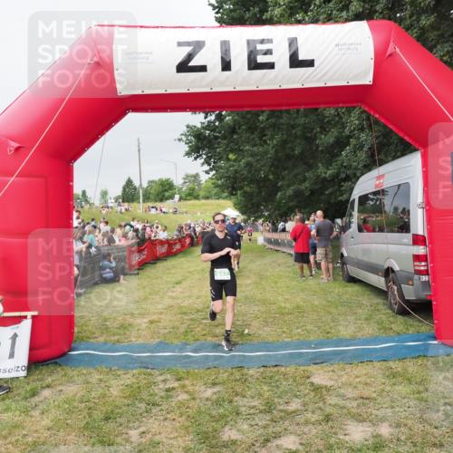 21.06.2025 - 27. Vierlanden-Triathlon MichiJ http://msf.ph/oto/8039482 15.06.2026 13:20:46 Ziel 647, 697 meine-sportfotos.de