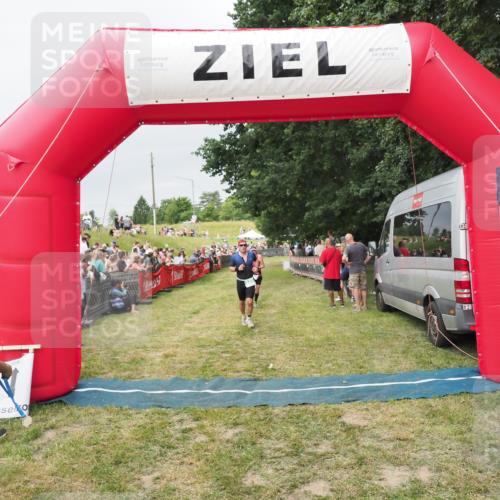 21.06.2025 - 27. Vierlanden-Triathlon MichiJ http://msf.ph/oto/8039499 15.06.2026 13:20:56 Ziel 236, 649, 697 meine-sportfotos.de