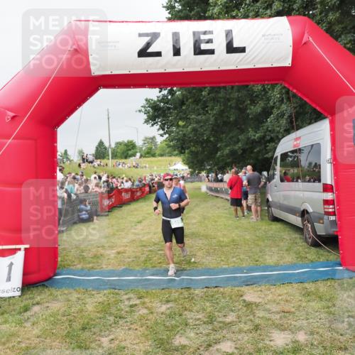 21.06.2025 - 27. Vierlanden-Triathlon MichiJ http://msf.ph/oto/8039532 15.06.2026 13:20:57 Ziel 236, 649 meine-sportfotos.de